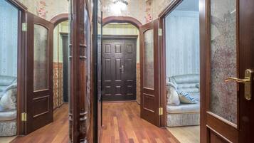 Superior-Apartment | Wohnbereich | Flachbildfernseher