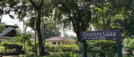 Un panneau indiquant « Country Lake », avec une maison en arrière-plan.