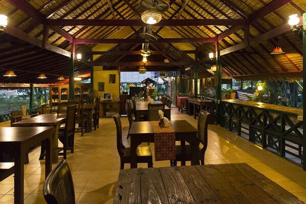 Serveert ontbijt, lunch, diner, Thaise gerechten 