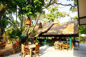 Serveert ontbijt, lunch, diner, Thaise gerechten 