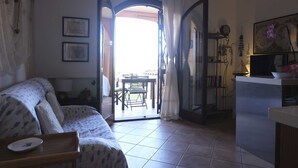 Un salon confortable avec un canapé, une table à manger et un coin cuisine.