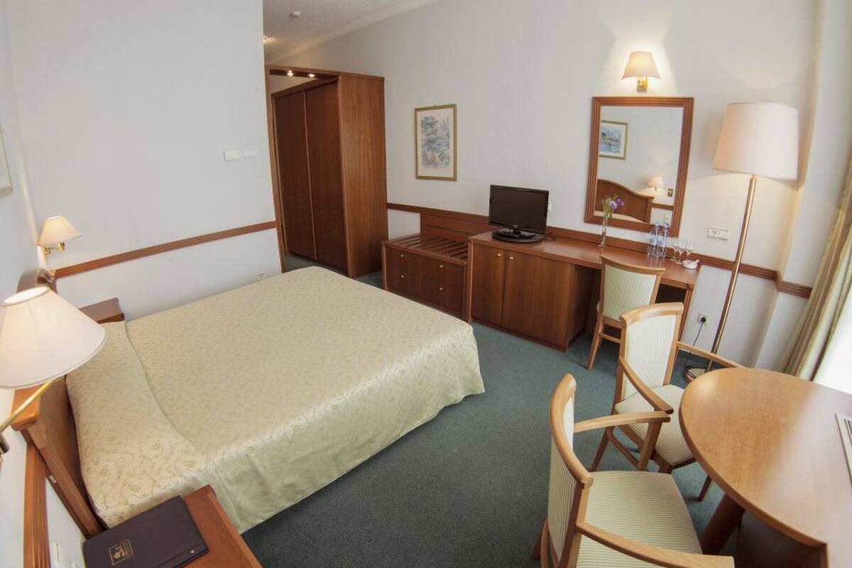 Standard Twin Room, Mountain View | Soundproofing, cribs/infant beds, free WiFi