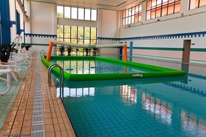 室内游泳池，室外游泳池