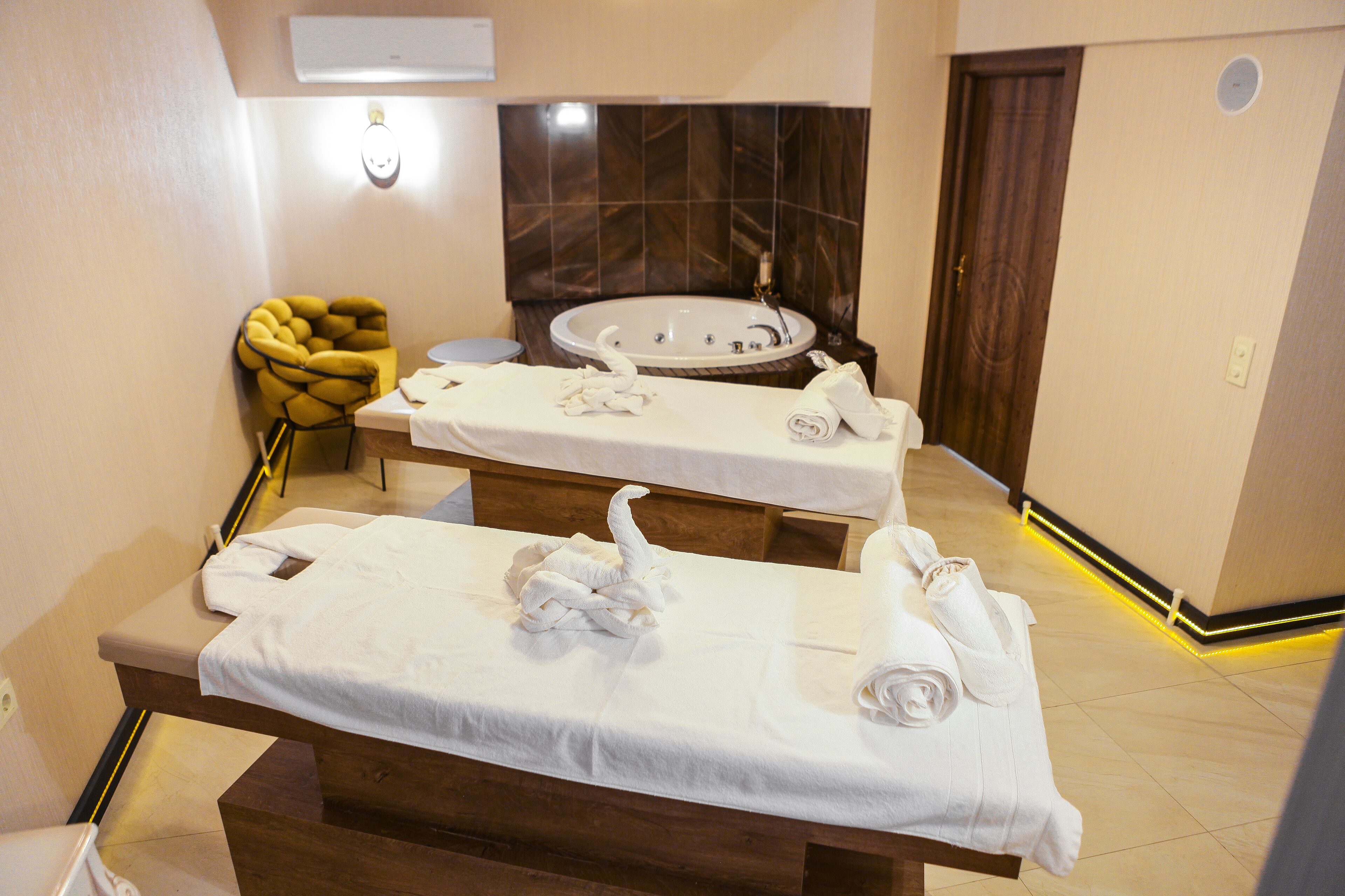 couples treatment room(s), sauna, hot tub, steam room