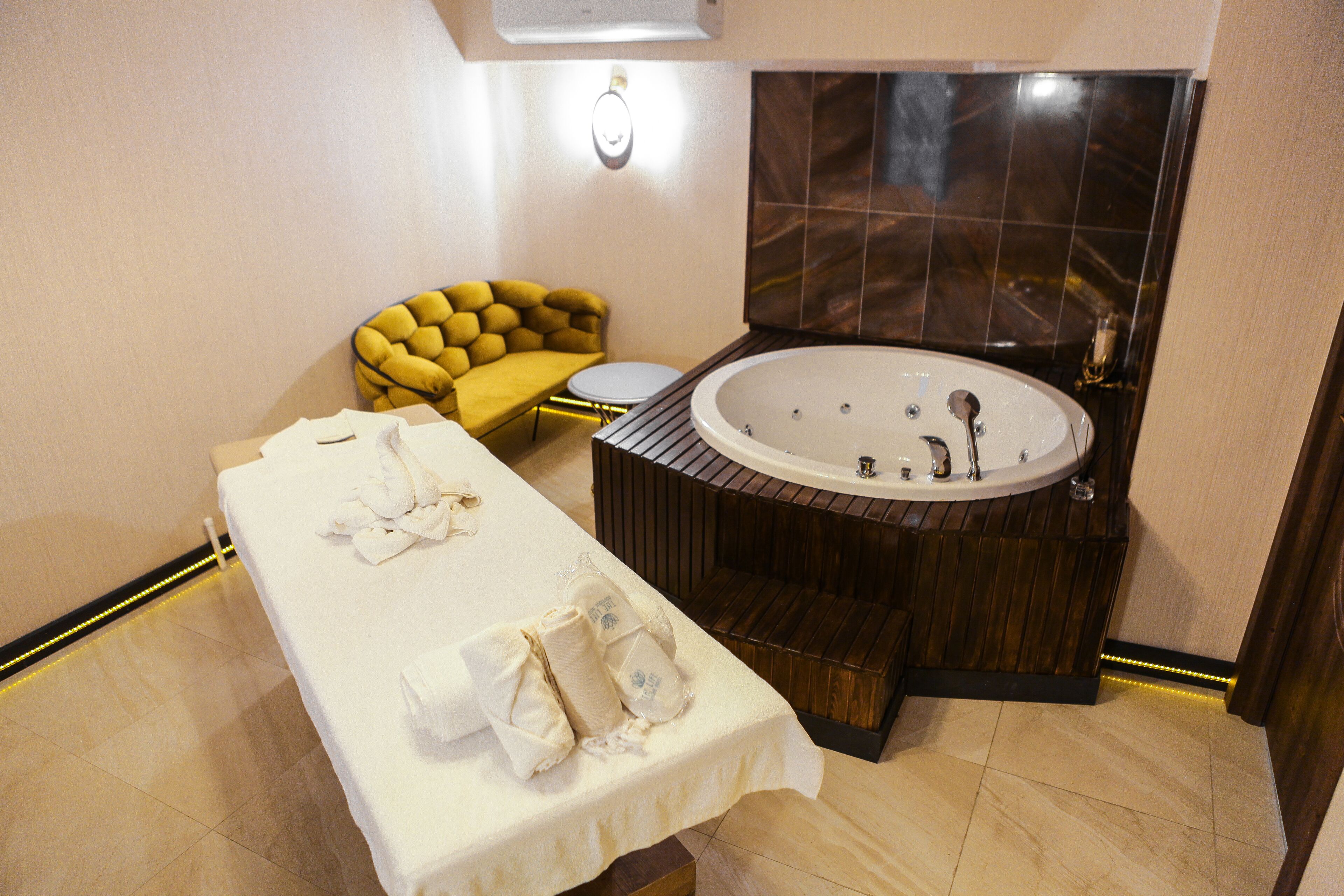 couples treatment room(s), sauna, hot tub, steam room