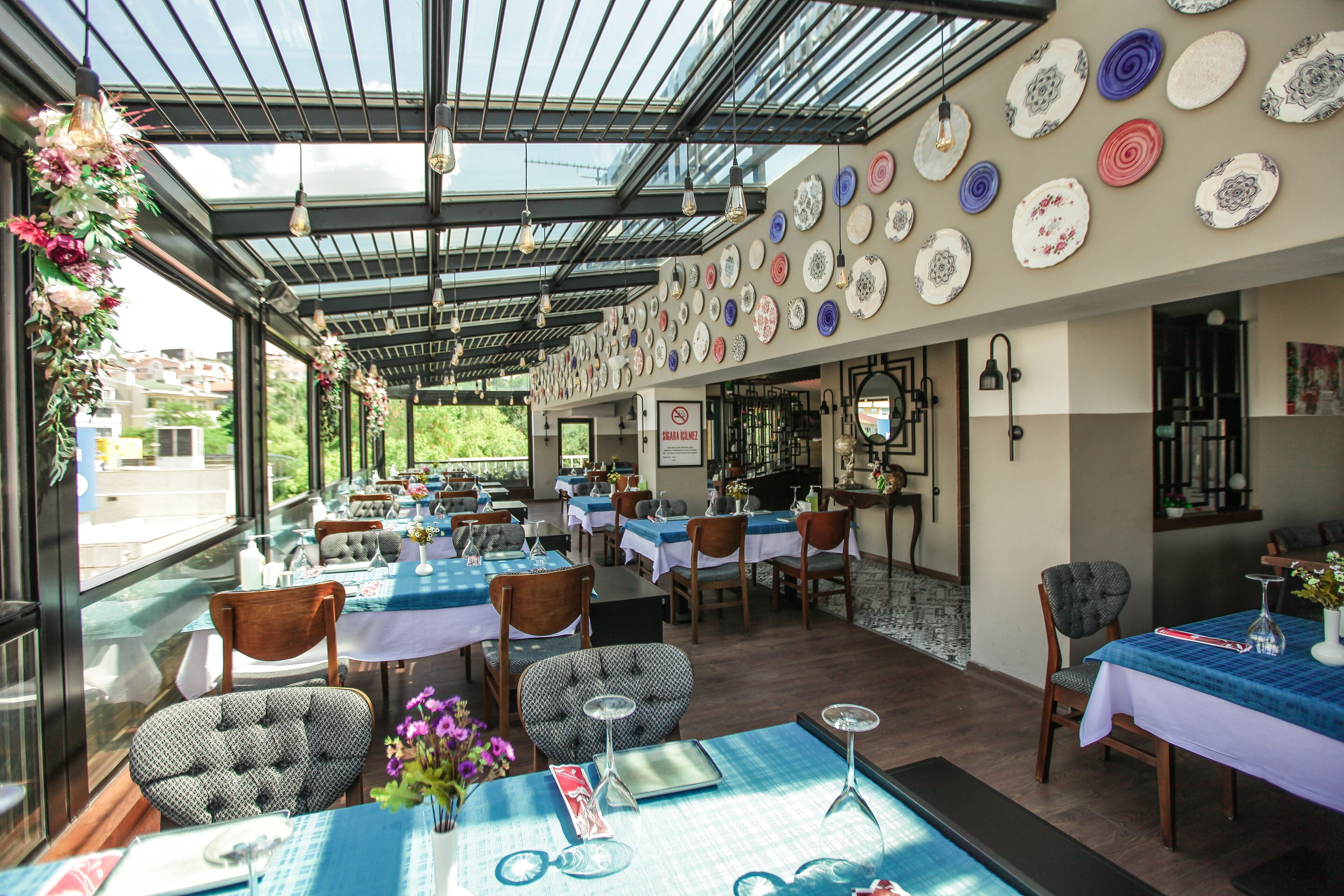 breakfast and dinner served, international cuisine