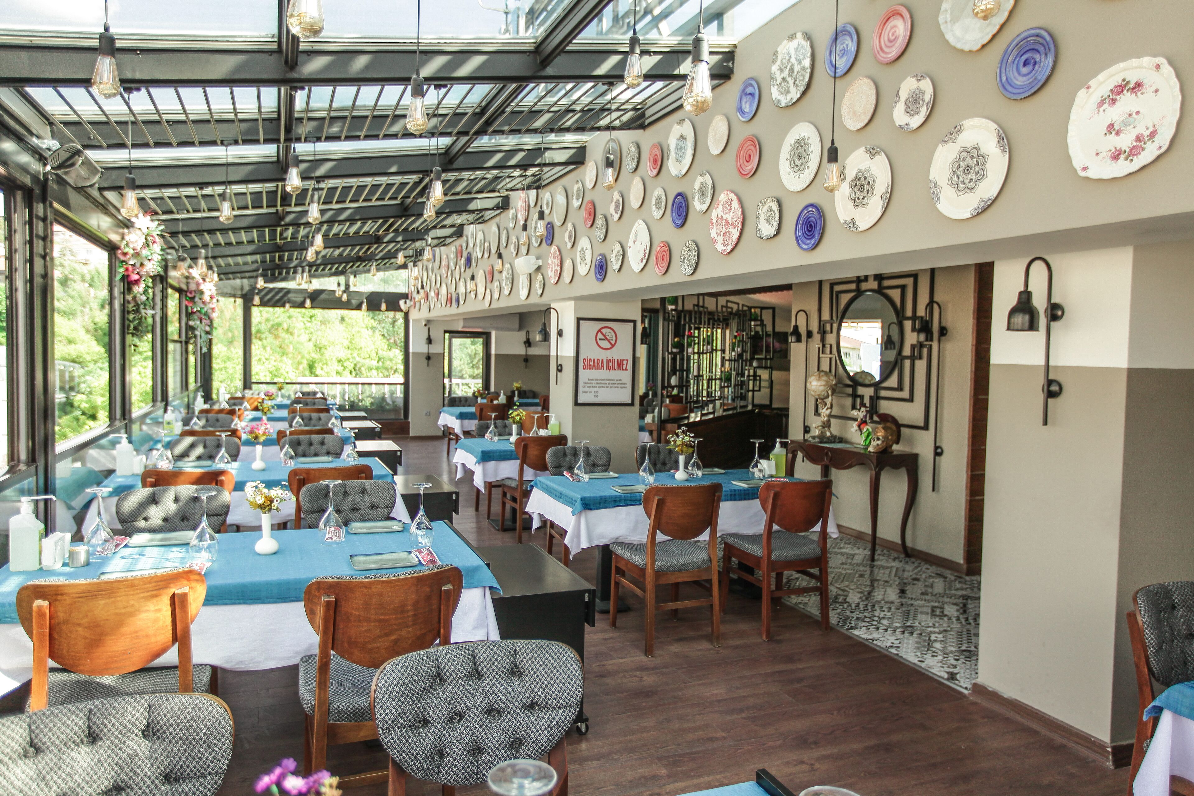 breakfast and dinner served, international cuisine