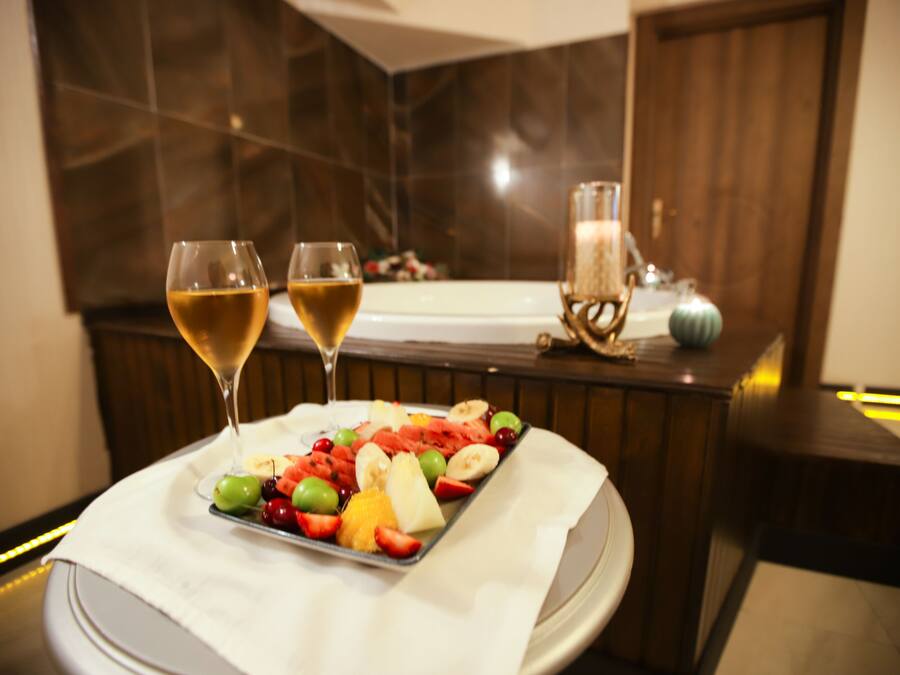 Couples treatment room(s), sauna, hot tub, steam room