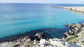Una spiaggia nelle vicinanze