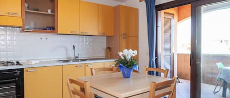Appartement classique, 1 chambre | Cuisine privée | Réfrigérateur grande capacité avec congélateur, un four
