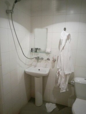 Articles de toilette gratuits, sèche-cheveux, serviettes fournies