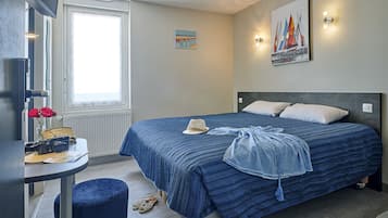 Een bureau, een laptopwerkplek, een strijkplank/strijkijzer, gratis wifi