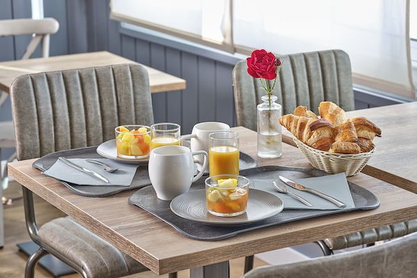 Desayuno continental diario (EUR 11 por persona)