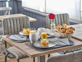 Desayuno continental diario (EUR 11 por persona)
