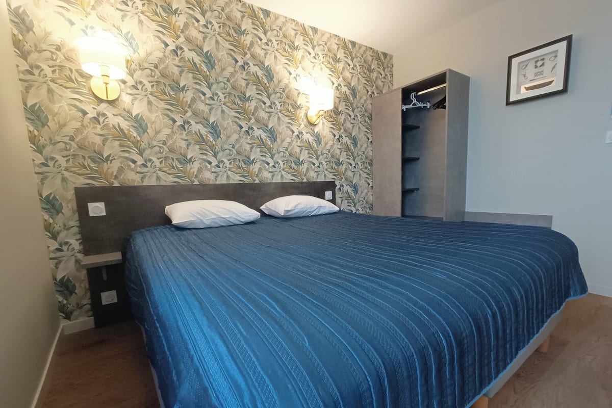 Comfort Room | Desk, laptop workspace, iron/ironing board, free WiFi