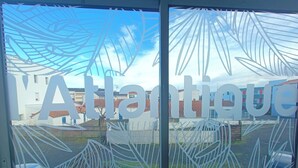 Uma janela com um padrão decorativo e a palavra "Atlantique" visível.