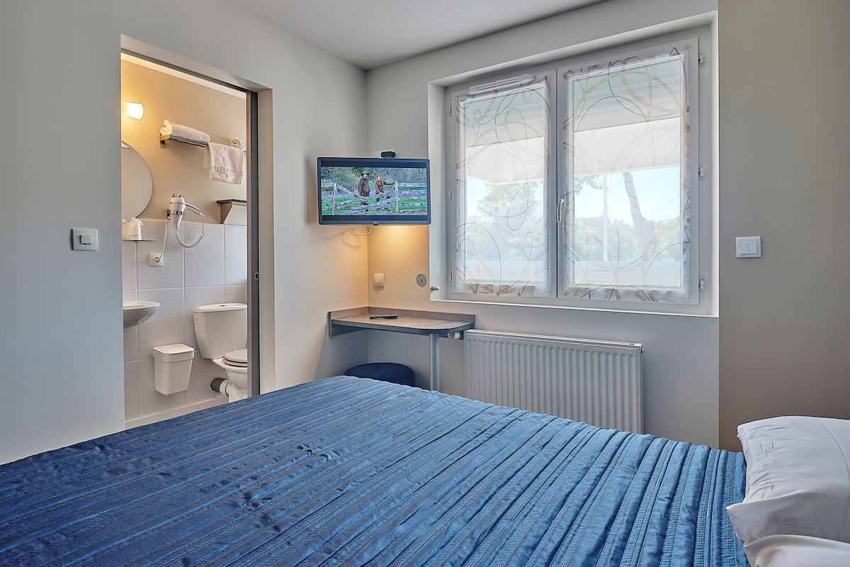 Skrivbord, arbetsyta för laptop, strykjärn/strykbräda och gratis wi-fi