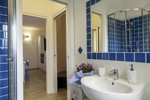 Comfort-Apartment, 2 Schlafzimmer | Badezimmer | Dusche, Bidet, Handtücher