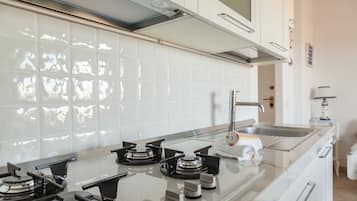 Condo conforto | Cozinha americana privada | Geladeira, fogão, cooktop, talheres/pratos/utensílios de cozinha