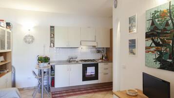 Apartamento conforto, 1 quarto | Área de estar | TV de tela plana