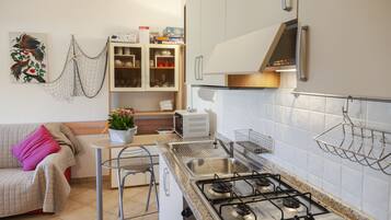 Apartamento conforto, 1 quarto | Área de estar | TV de tela plana