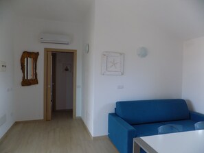 Appartamento Comfort, 2 camere da letto | Area soggiorno | TV a schermo piatto