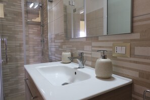 Apartamento, 2 habitaciones | Lavabo del cuarto de baño