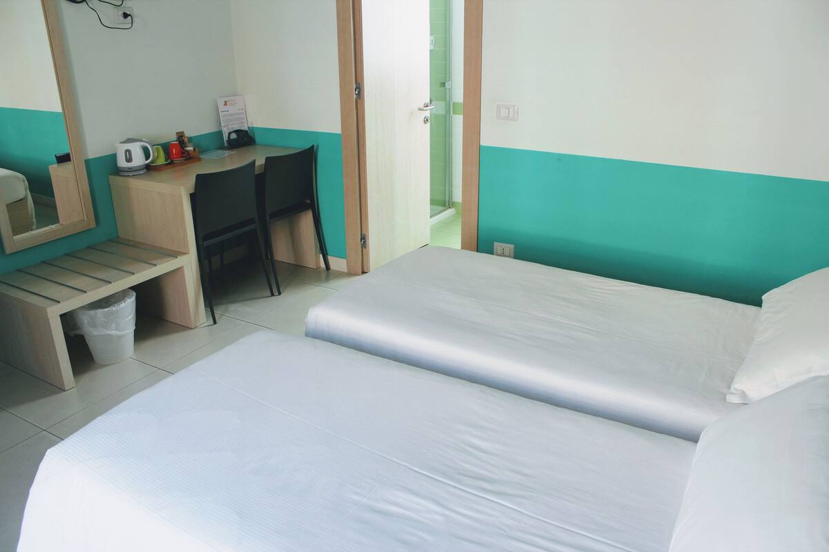 Zimmersafe, Schreibtisch, Verdunkelungsvorhänge, Bügeleisen/Bügelbrett
