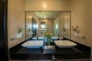 Two Bedroom Superior Suite | Wastafel kamar mandi