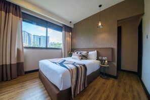 Two Bedroom Suite | Brankas, meja kerja, ruang kerja ramah laptop, dan setrika/meja setrika