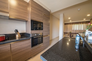 Two Bedroom Superior Suite | Cuisine partagée | Réfrigérateur, four à micro-ondes, cafetière-théière