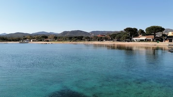Perto da praia, areia branca, bar na praia