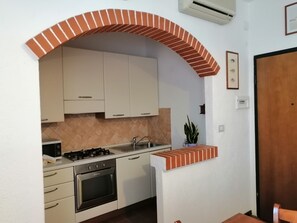 Departamento Confort, 1 habitación | Área de sala de estar | Televisión de pantalla plana 