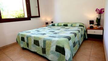 Bungalow, 2 Bedrooms | Cots/infant beds