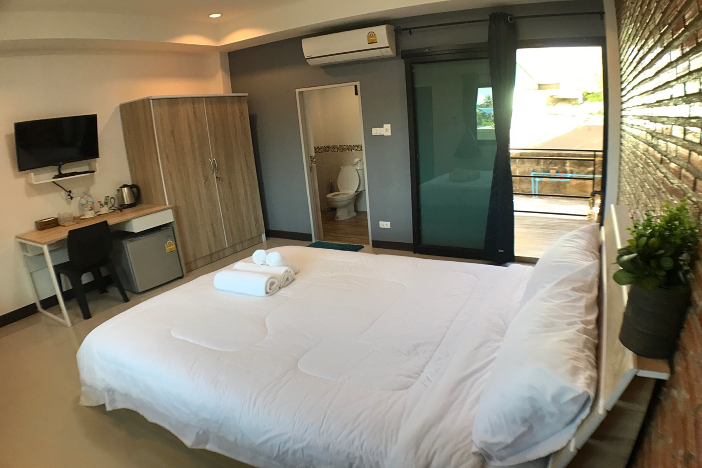 deluxe double or twin room | minibar, desk, free wifi