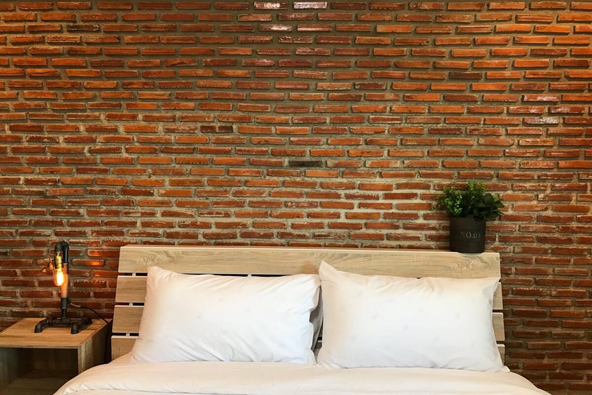 deluxe double or twin room | minibar, desk, free wifi