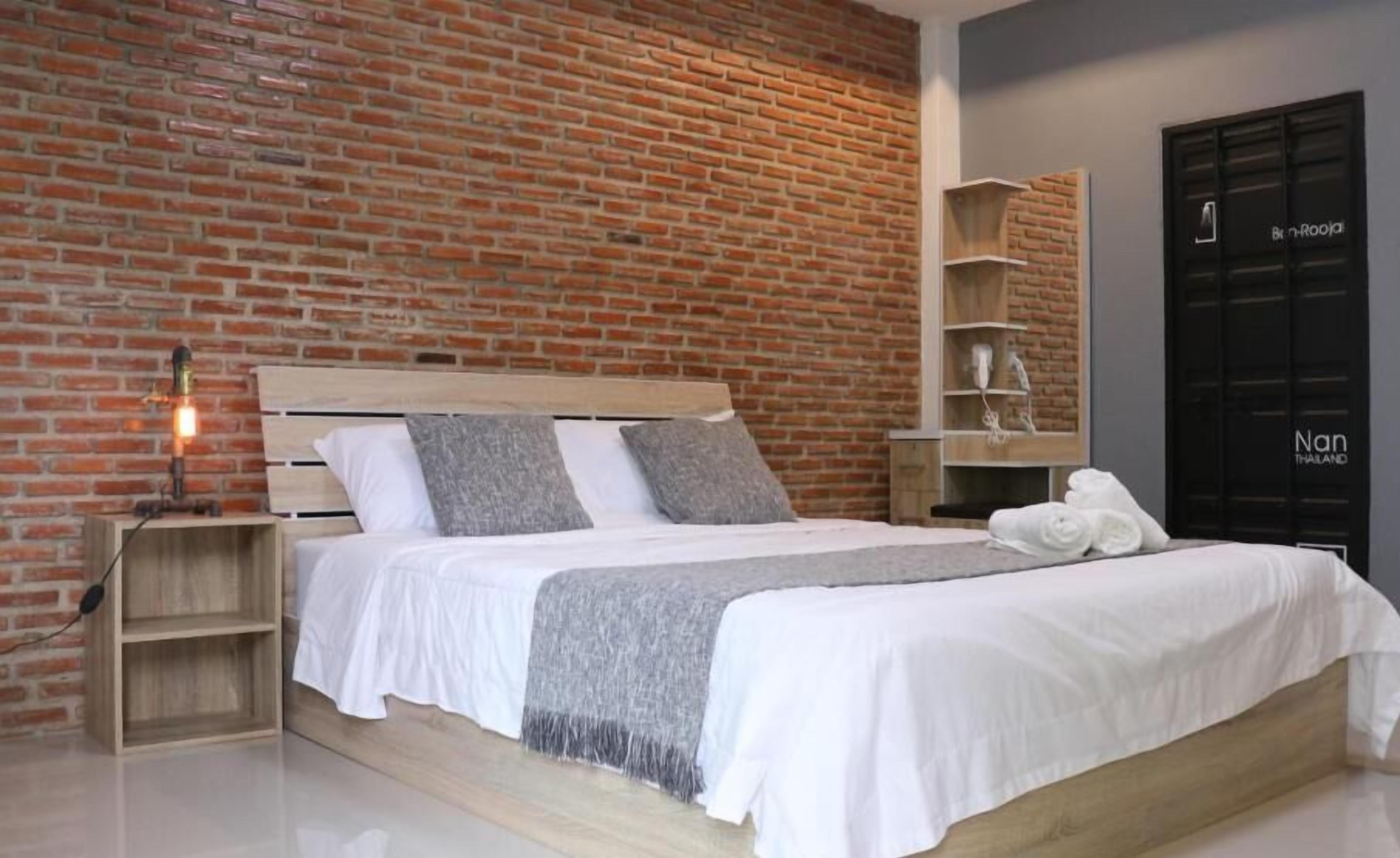 Minibar, desk, free WiFi