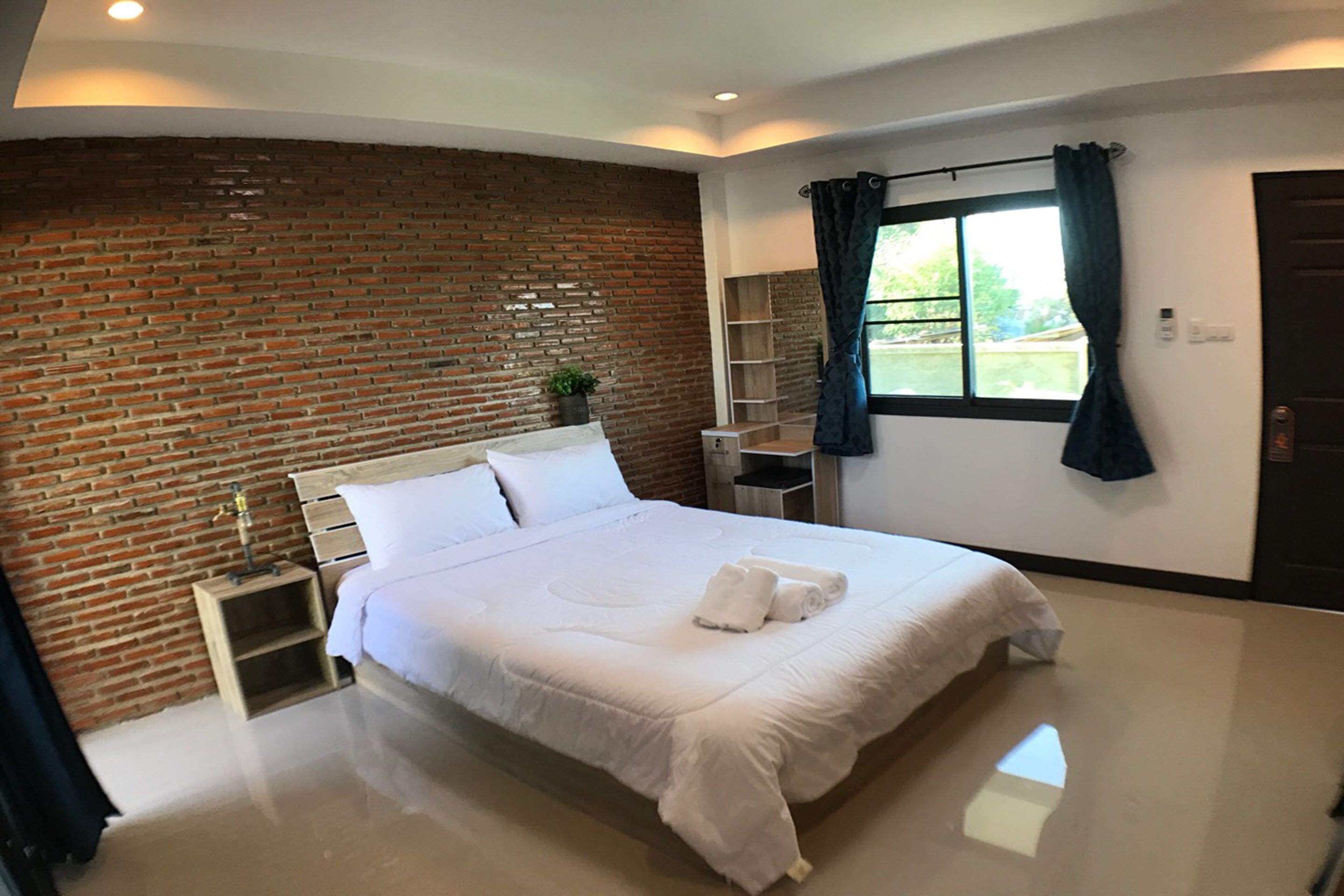 deluxe double or twin room | minibar, desk, free wifi