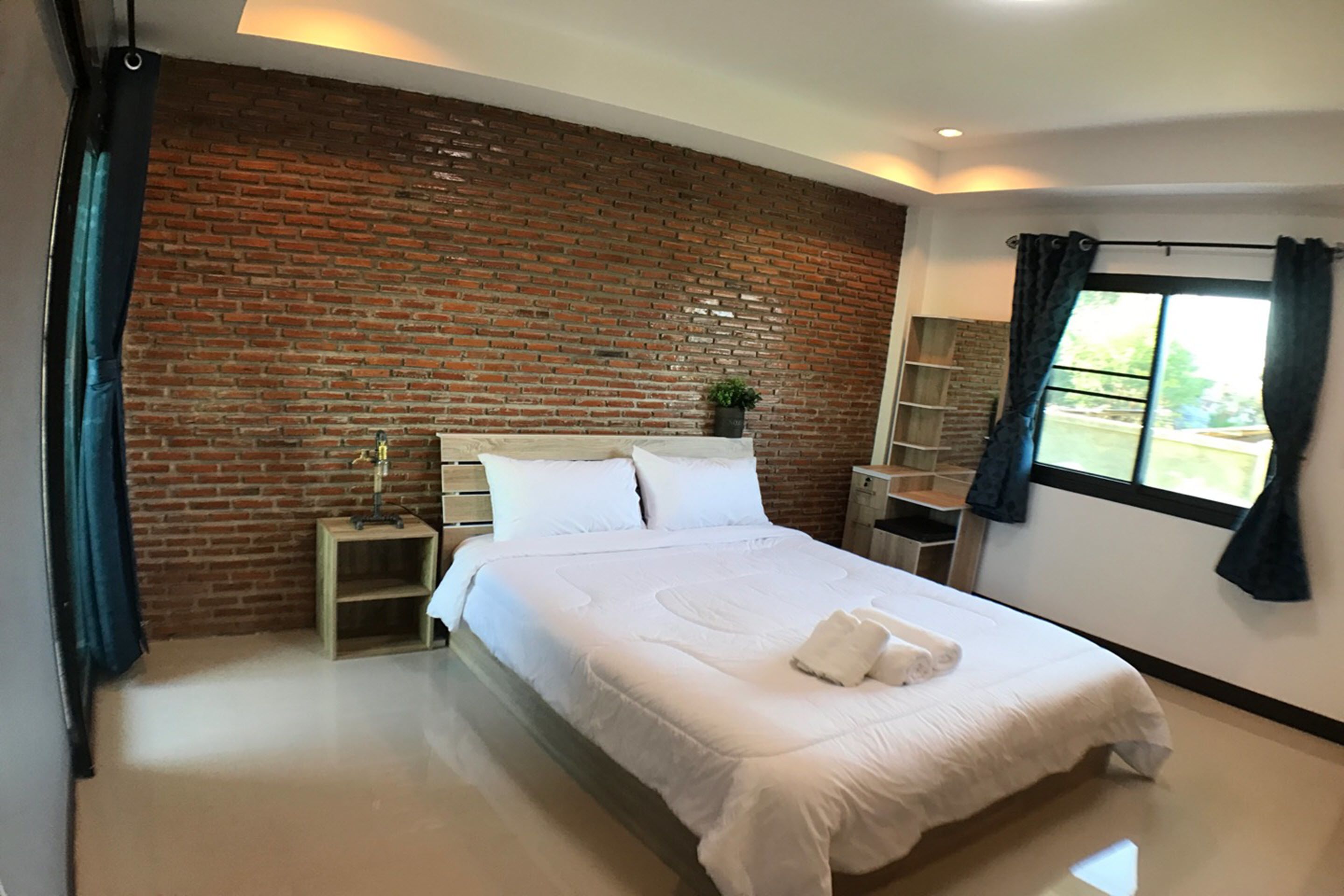 deluxe double or twin room | minibar, desk, free wifi