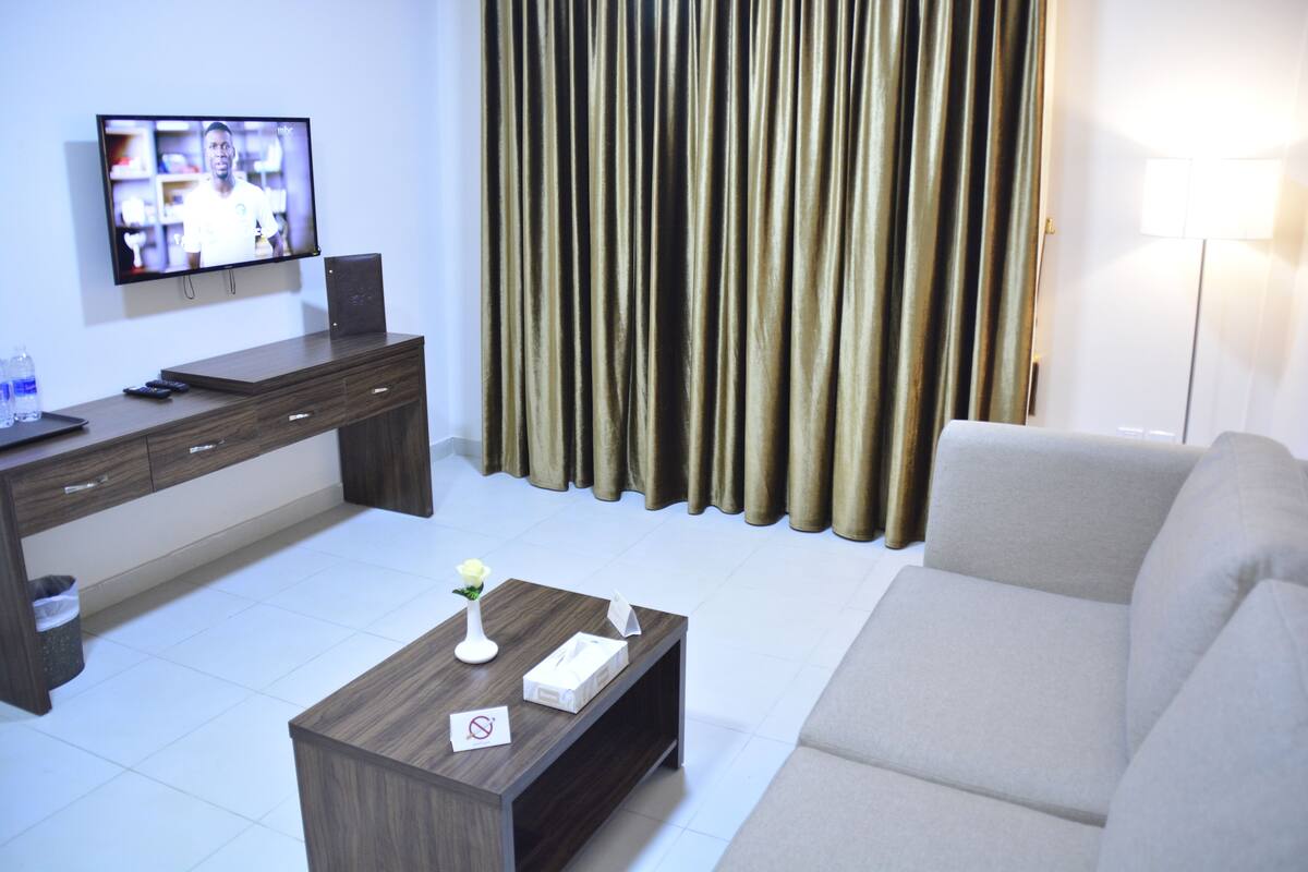 ห้องดีลักซ์สวีท, 2 ห้องนอน | เครื่องนอนระดับพรีเมียม, มินิบาร์, ตู้นิรภัยในห้องพัก, โต๊ะทำงาน