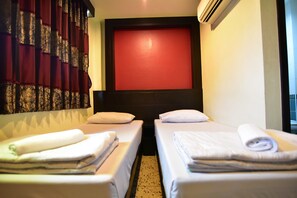 In-room safe, rollaway beds, free WiFi - Thara House (Bangkok)