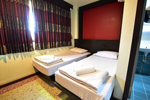 In-room safe, rollaway beds (surcharge), WiFi (free) - Thara House (Bangkok)