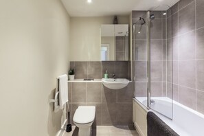 Habitación doble, 2 habitaciones | Baño | Regadera, amenidades de baño gratuitas, toallas 