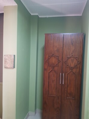 Doppelzimmer, Gemeinschaftsbad | Essbereich im Zimmer