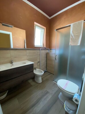 A bathroom with a shower, toilet, bidet, and a sink. - B&B Cavirani (Gallipoli)