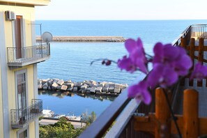 A balcony with a view of the sea, a pier, and a row of rocks. - Attico 195 (Salerno)