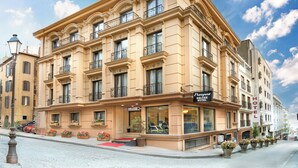 A historic building with a classic architectural style, featuring multiple balconies and large windows. - Deluxe Newport Hotel - Old City (Istanbul)