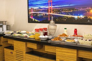 Daily to-go breakfast (EUR 10 per person)