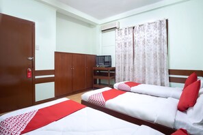 Superior Suite | Premium bedding, in-room safe, desk, rollaway beds - Maanyag Pension House (Mandaue)