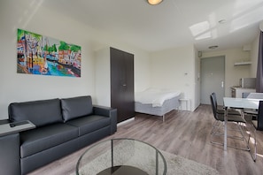 Estudi en suite Deluxe | Escriptori, planxa i posts de planxar i bressols gratuïts 